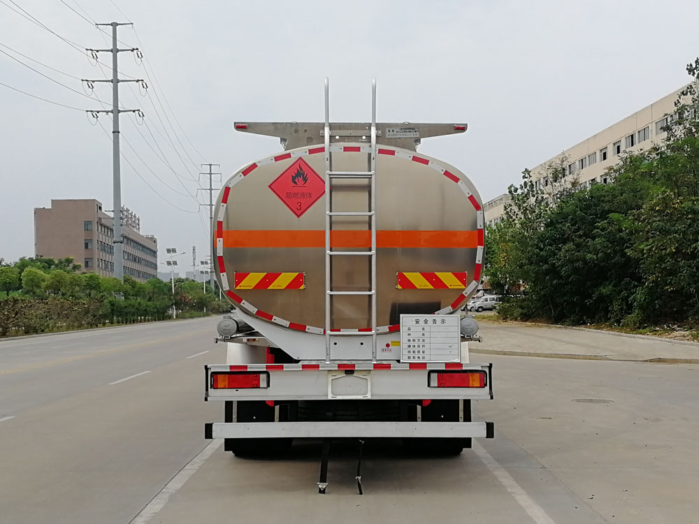 25方柳汽小三軸鋁合金運(yùn)油車(chē)